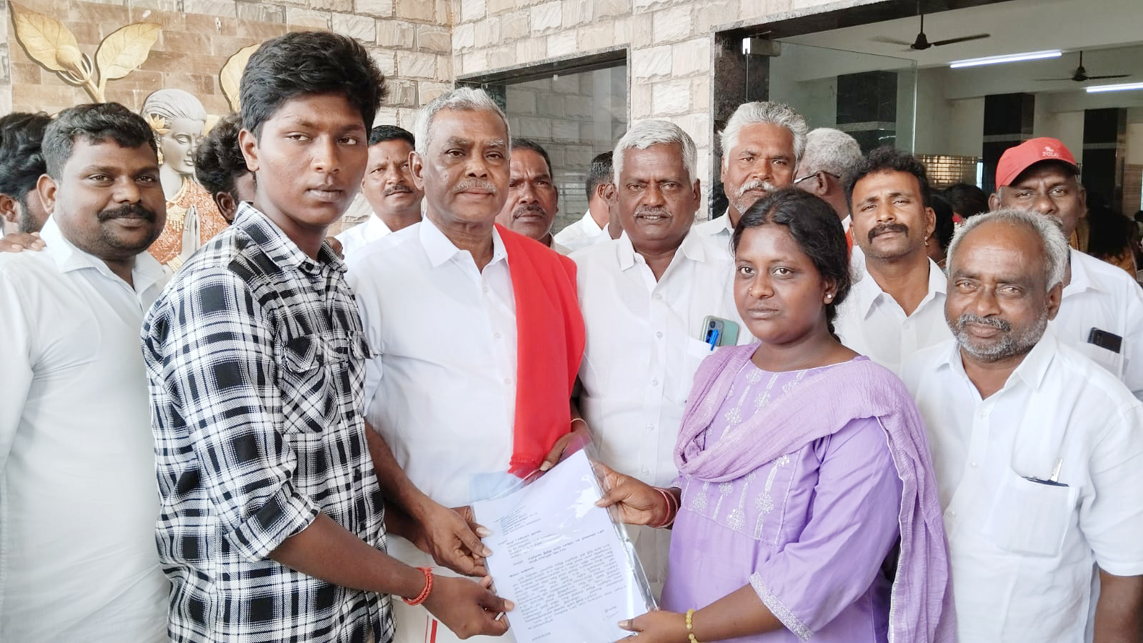 பெற்றோரை இழந்த பிள்ளைகள் சிபிஎம் மாநில செயலாளரிடம் உதவி கேட்டு மனு