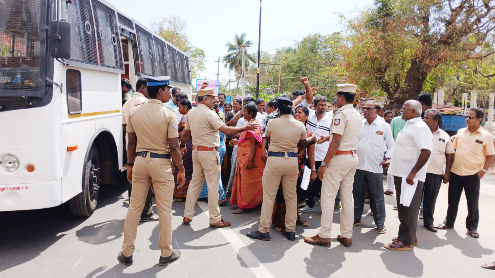வரையறுக்கப்பட்ட காலமுறை ஊதியம் வழங்க வலியுறுத்தி தமிழ்நாடு