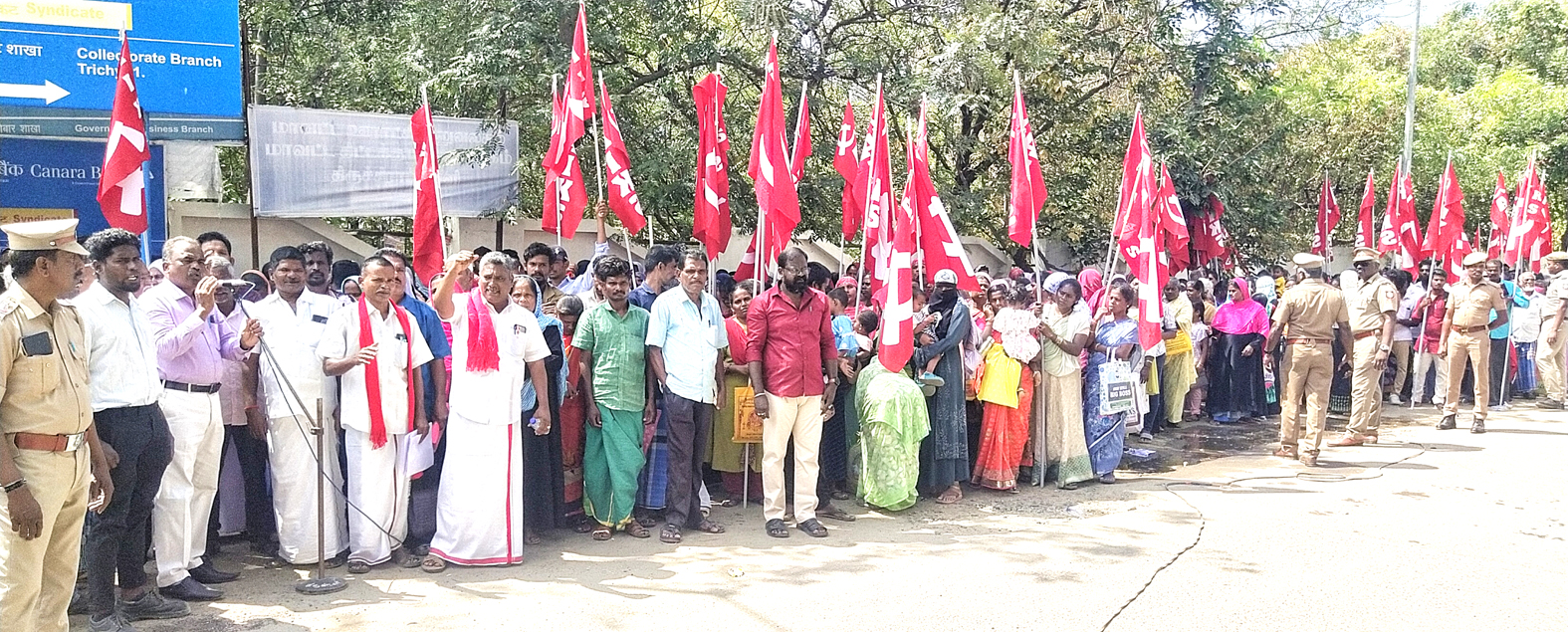 வீட்டுமனை, வீடு வழங்கக் கோரி விவசாயிகள் சங்கம் மனு கொடுக்கும் இயக்கம்