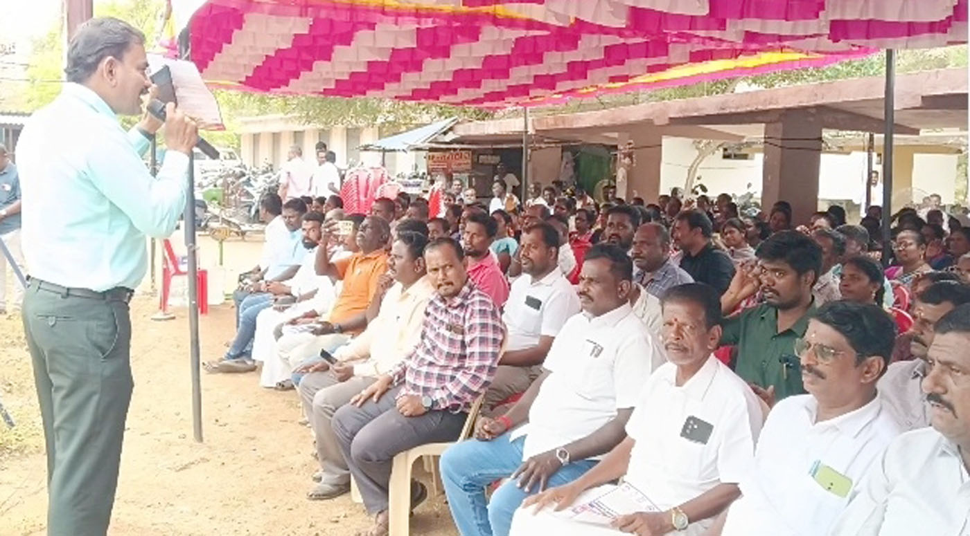வருவாய்த்துறை அலுவலர்கள் காத்திருப்பு போராட்டம்