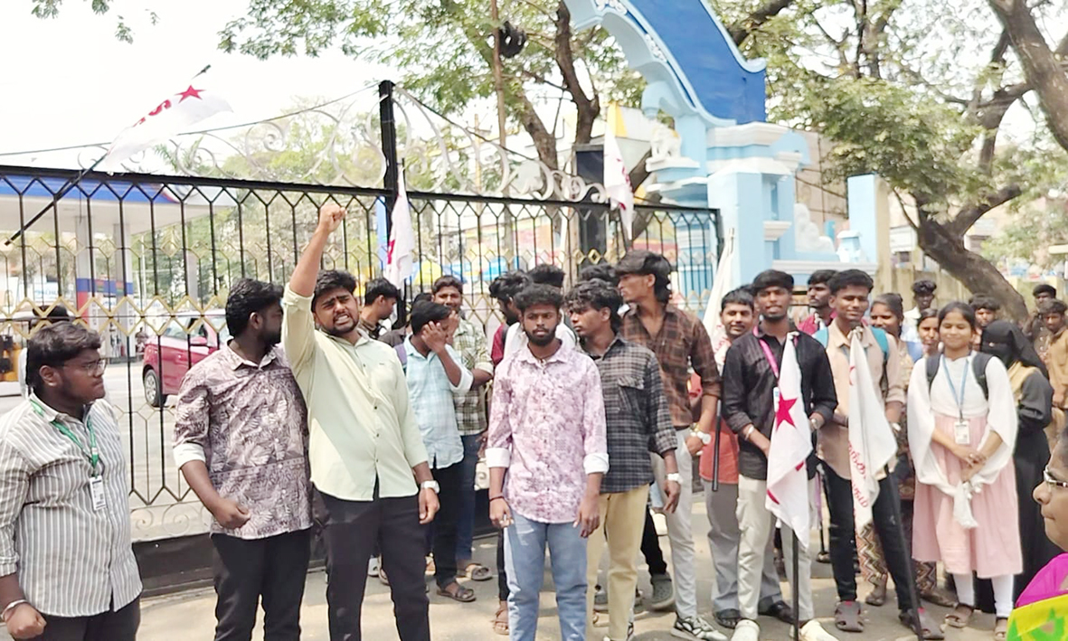 கௌரவ விரிவுரையாளர்கள் போராட்டத்திற்கு ஆதரவாக மாணவர் சங்கம் போராட்டம்