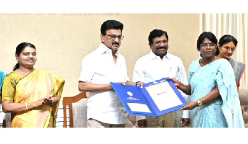 குமரி ஆட்சியருக்கு மாநில பெண் குழந்தைகள் பாதுகாப்பு விருது முதலமைச்சர் வழங்கி,கௌரவித்தார்