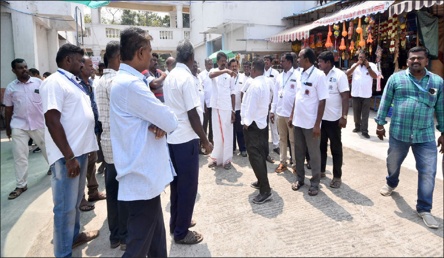 மீனாட்சி அம்மன் கோவில் அருகே வாகன காப்பகப் பகுதியில் பொறுப்பு மேயர் ஆய்வு