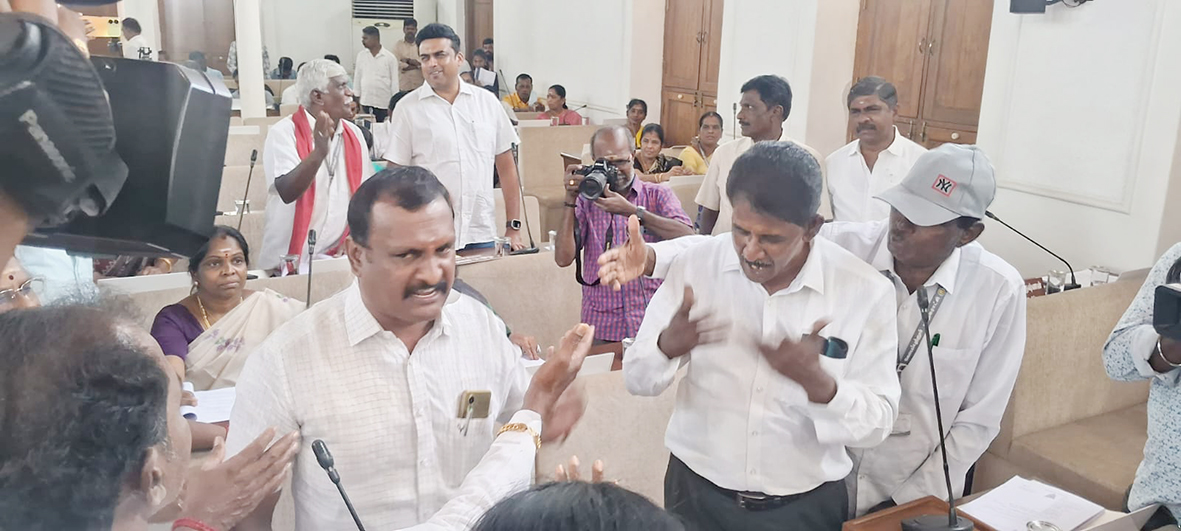 இடையூறு செய்த அதிமுக கவுன்சிலர் ‘வெளுத்து வாங்கிய’ சிபிஎம் மாமன்ற உறுப்பினர்!