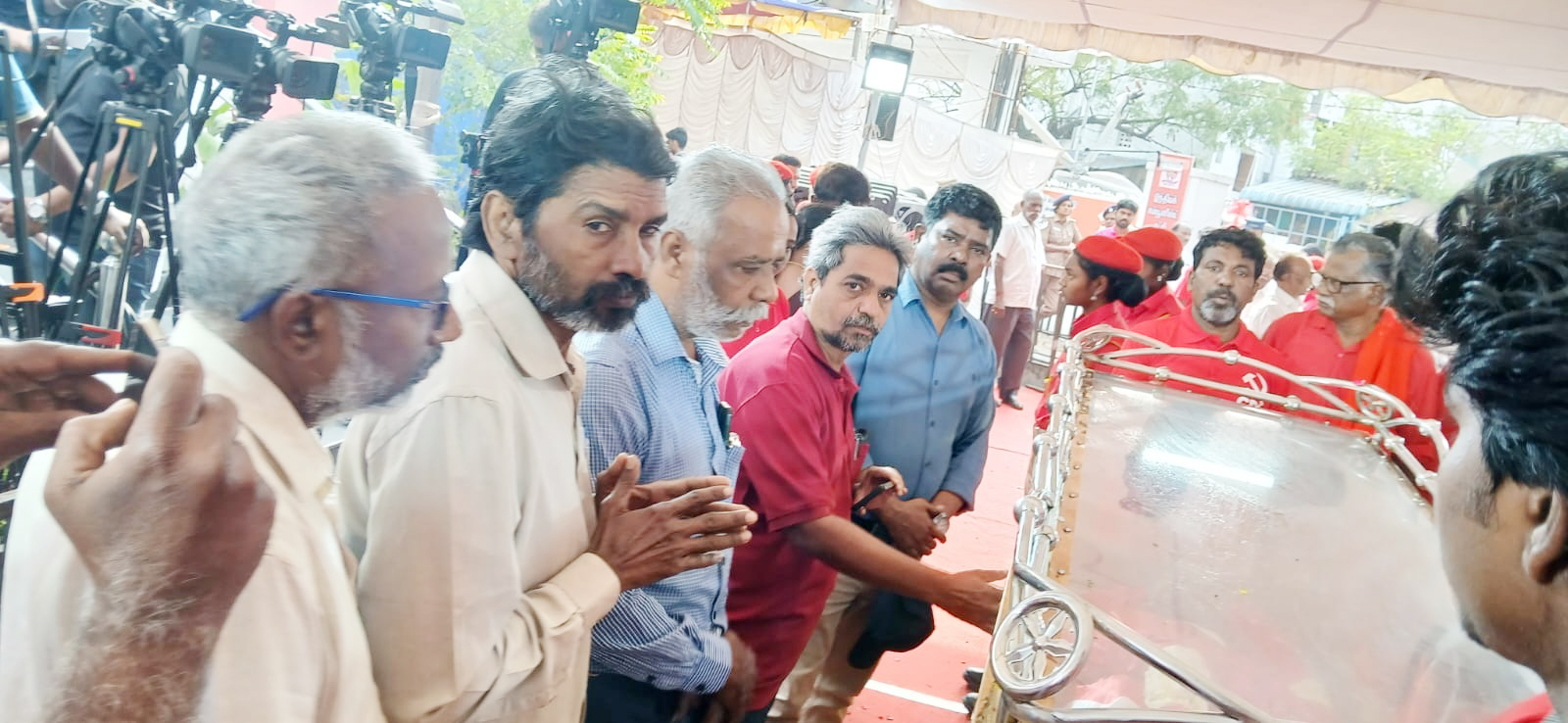 தோழர் ஆர்என்கே உடலுக்கு பத்திரிகையாளர்கள் அஞ்சலி