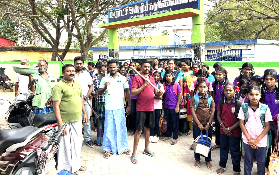 சேதமடைந்த பள்ளிக் கட்டடத்தை அகற்றக் கோரி பெற்றோர்கள் முற்றுகை