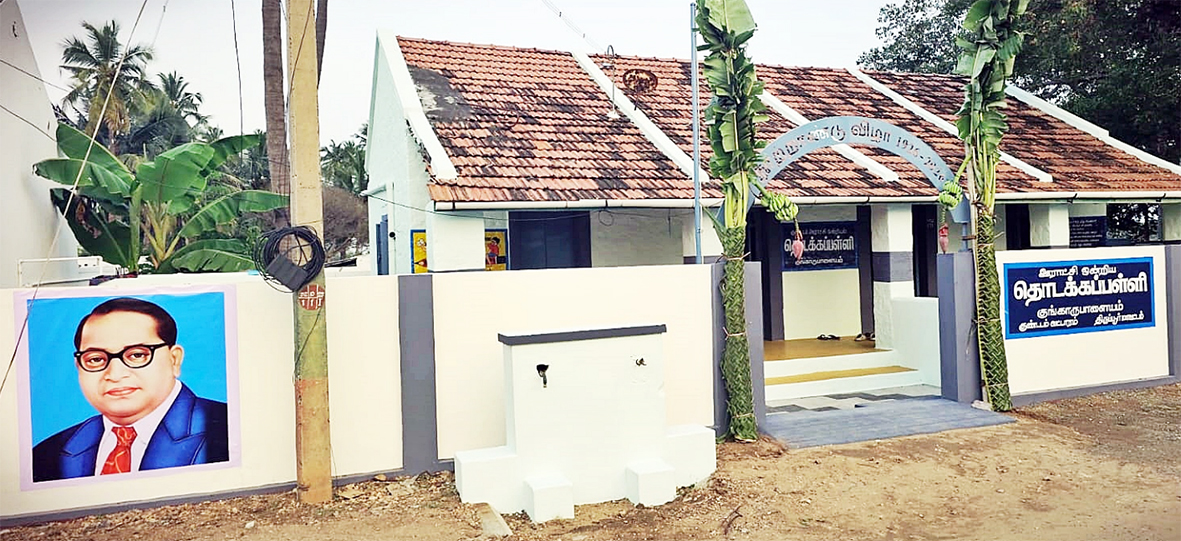 அரசுப்பள்ளியில் அம்பேத்கர் பிளக்ஸ் படம்!