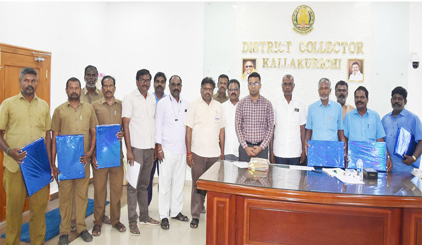விபத்தின்றி பேருந்துகளை இயக்கிய ஓட்டுநர்களை பாராட்டிய ஆட்சியர்