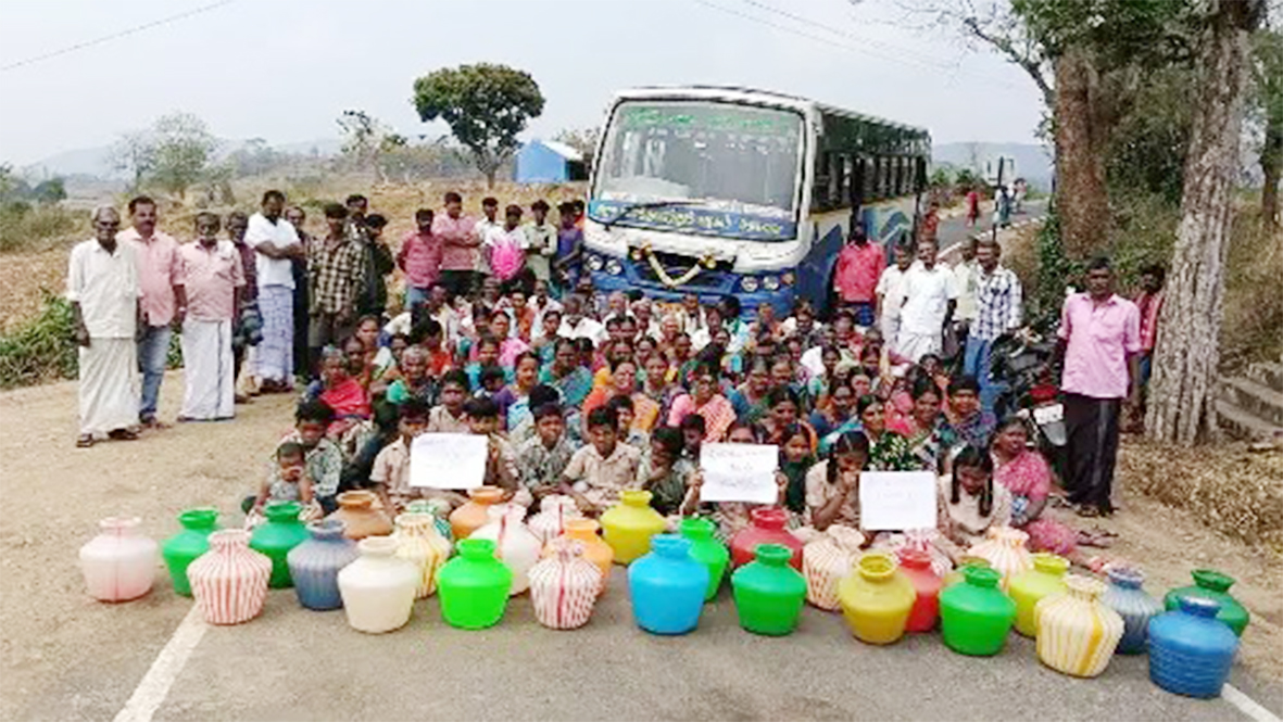 குடிநீர், பேருந்து வசதி கேட்டு பொதுமக்கள் சாலை மறியல்