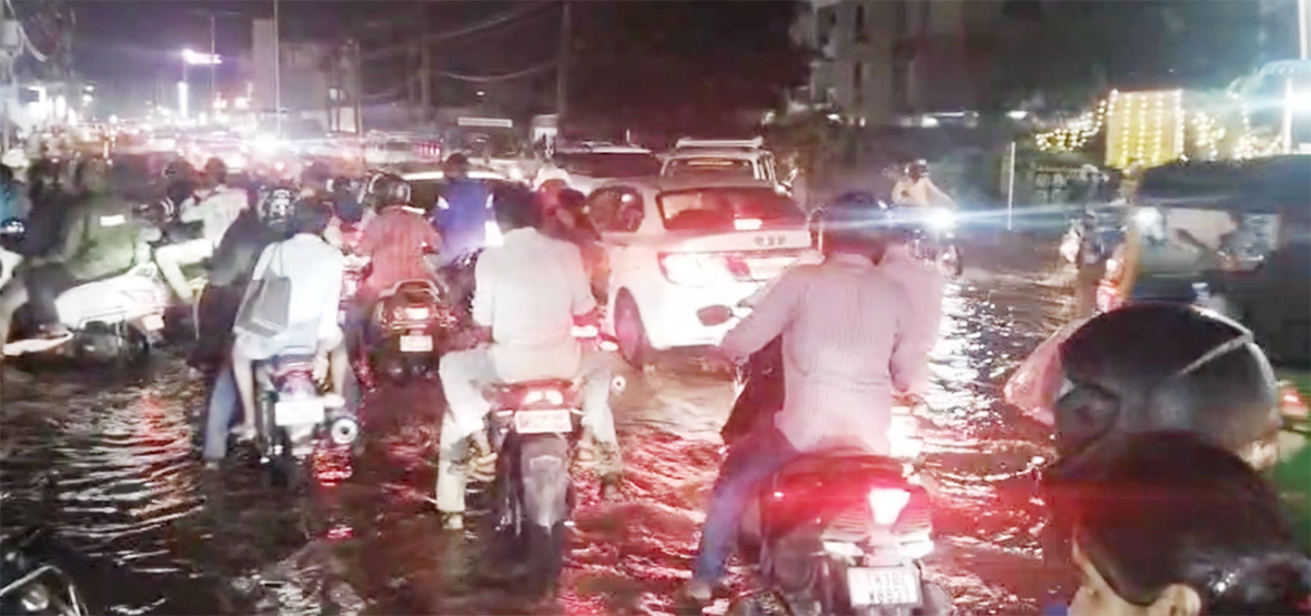 திடீர் மழையால் சாலைகளில் வெள்ளம்