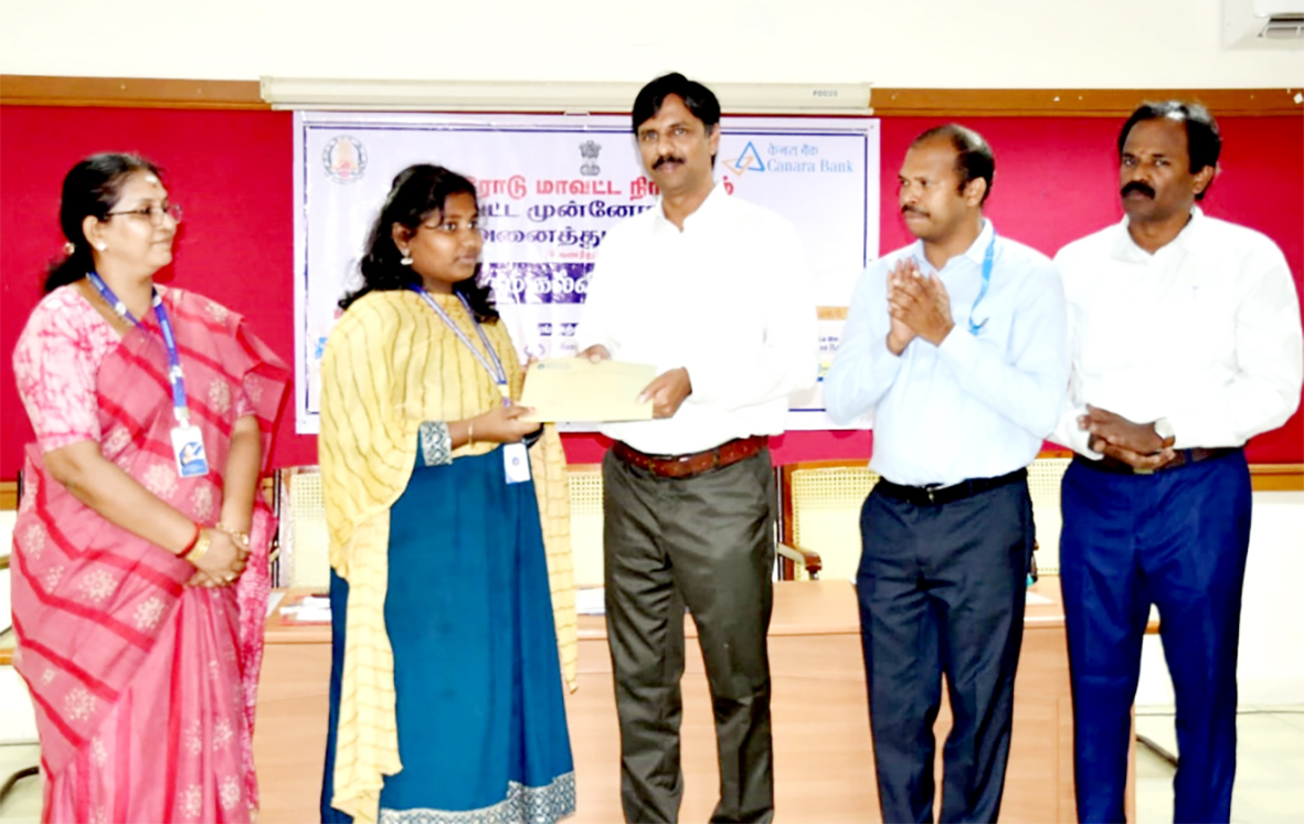 102 மாணவர்களுக்கு கல்விக்கடன் வழங்கல்
