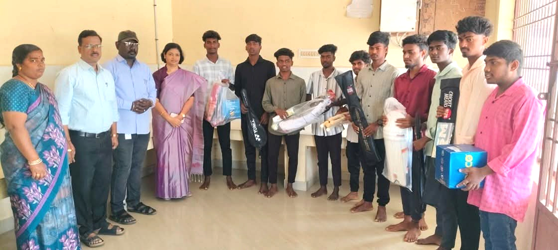 சமூக நீதி மாணவர் விடுதியில் விளையாட்டு உபகரணங்கள் வழங்கல்
