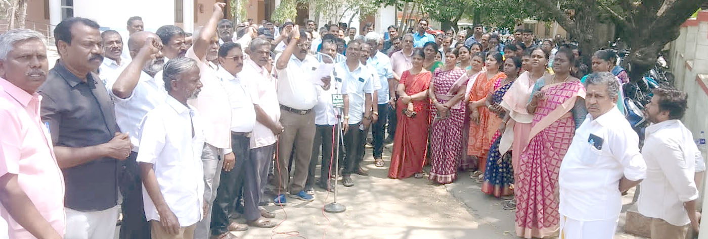 ஊதிய உயர்வை உடனடியாக அமல்படுத்திடுக! மதுரையில் 4 வது நாளாக மின் ஊழியர்கள் ஆர்ப்பாட்டம்