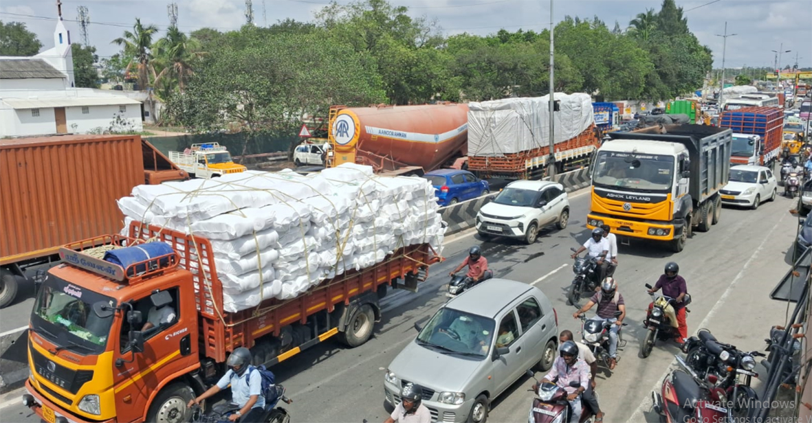 பல்லடத்தில் அதிகரிக்கும் போக்குவரத்து நெருக்கடி நிரந்தரத் தீர்வு காண மேம்பாலம் கட்டப்படுமா?