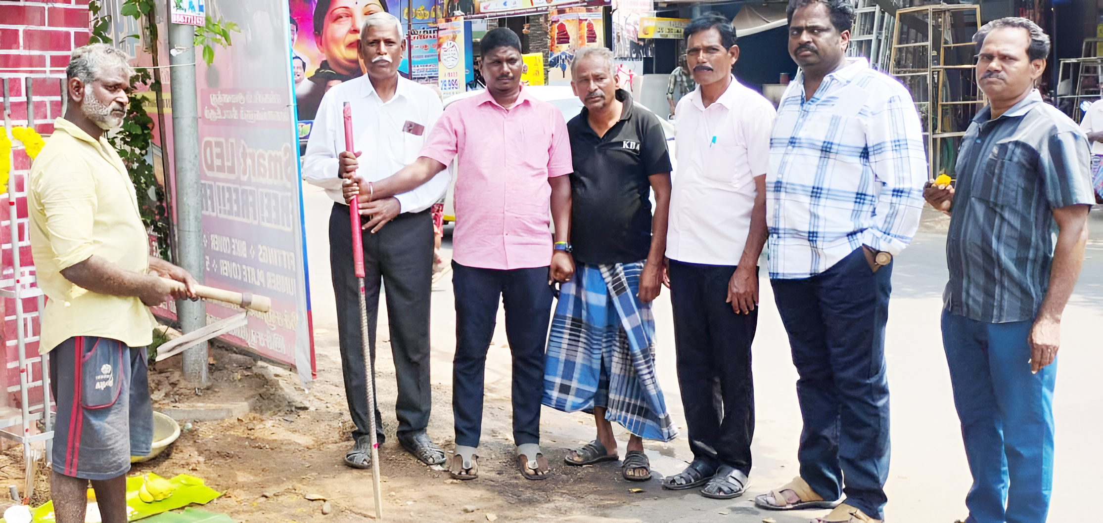 உயர் கோபுர மின் விளக்குகள் அமைக்கும் பணி துவக்கம்