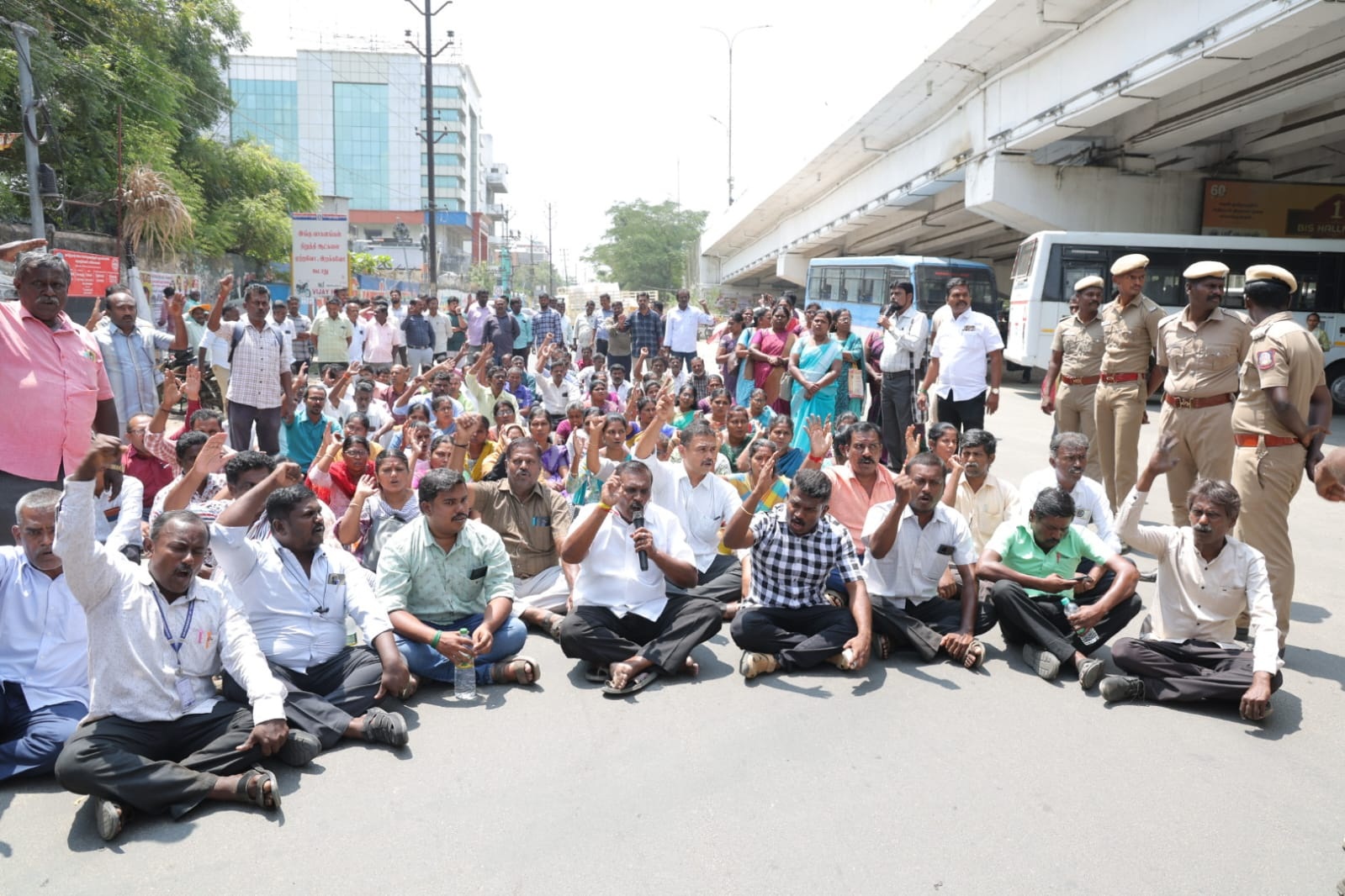 பணிப்பாதுகாப்புச் சட்டம் கோரி நெல்லையில் வருவாய்த்துறையினர் மறியல் - கைது