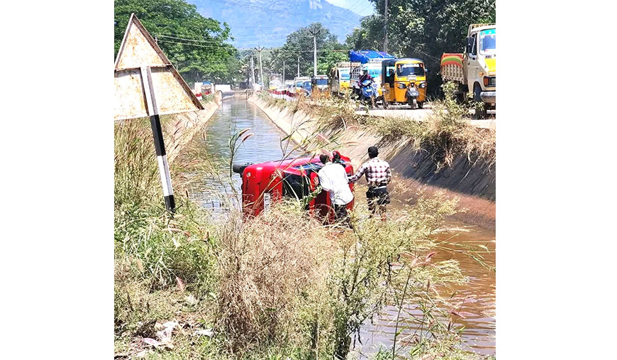 நுள்ளிவிளை ரயில்வே மேம்பாலம் பணியால் வாகன ஓட்டிகள் அவதி நிகழும் விபத்துகளால் பொதுமக்கள் அச்சம்