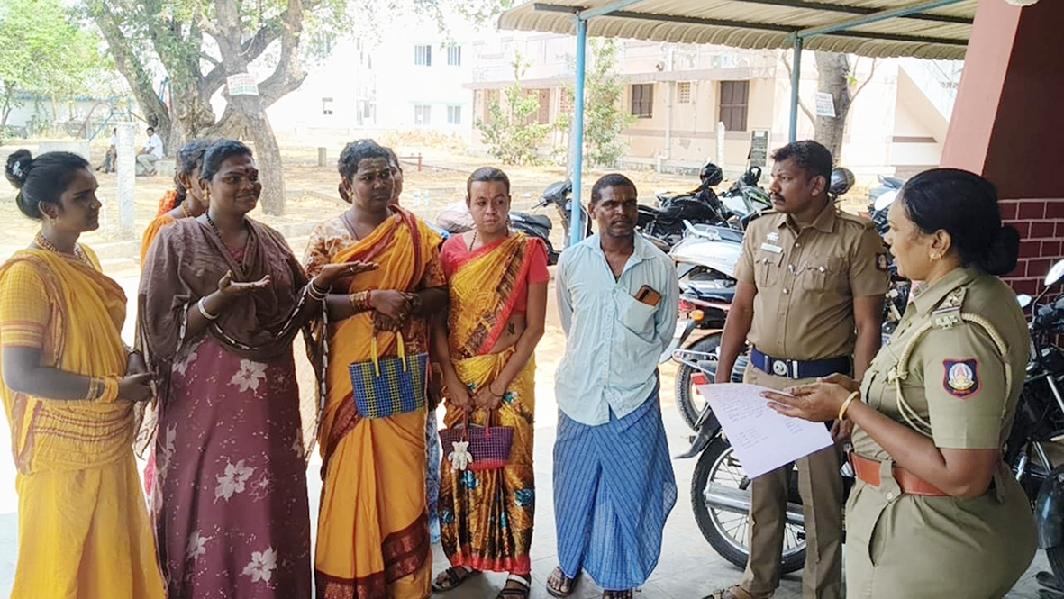 காவல் நிலையத்தை முற்றுகையிட்ட திருநங்கைகள்