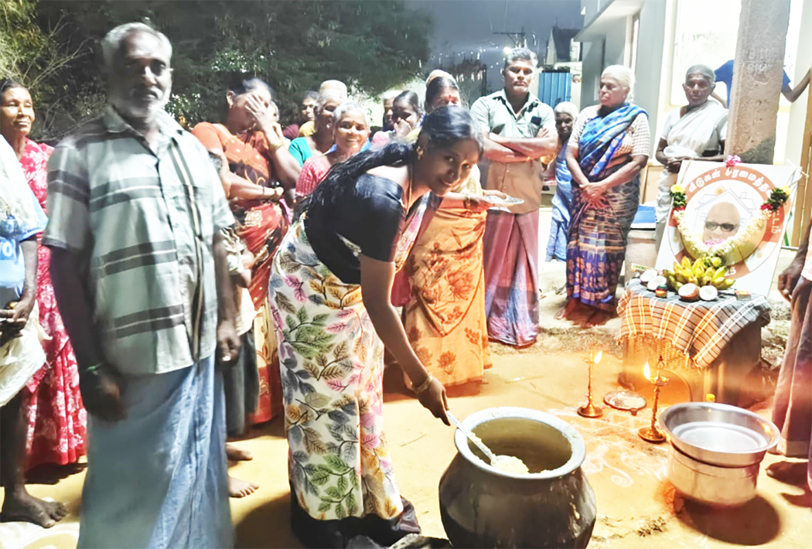 பொங்கல் வைத்து கொண்டாடிய முதியவர்கள்