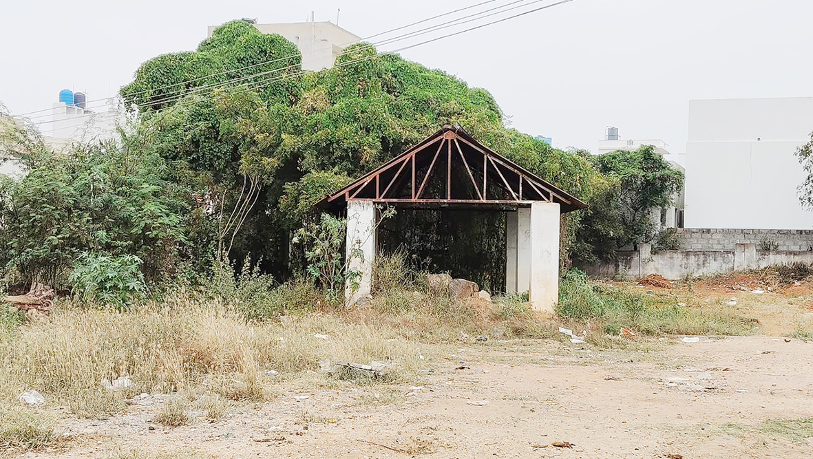சமூக விரோதிகளின் புகலிடமாக மாறியுள்ள வேலம்பாளையம் இடுகாடு