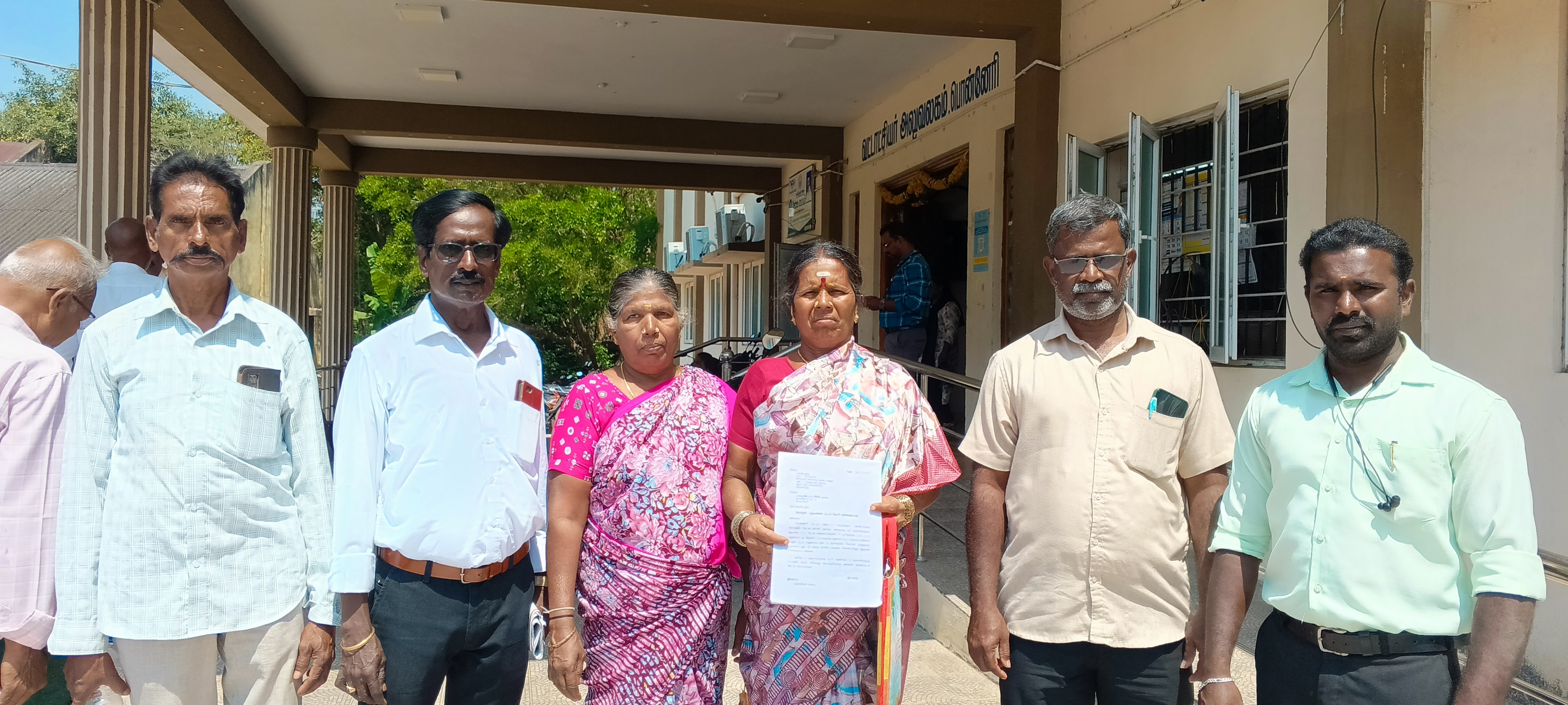 பன்னீர்வாக்கம் வேட்டைக்காரன் இன மக்களுக்கு குடிமனைப்பட்டா அரசு அதிகாரி வாக்குறுதியால் போராட்டம் ஒத்திவைப்பு