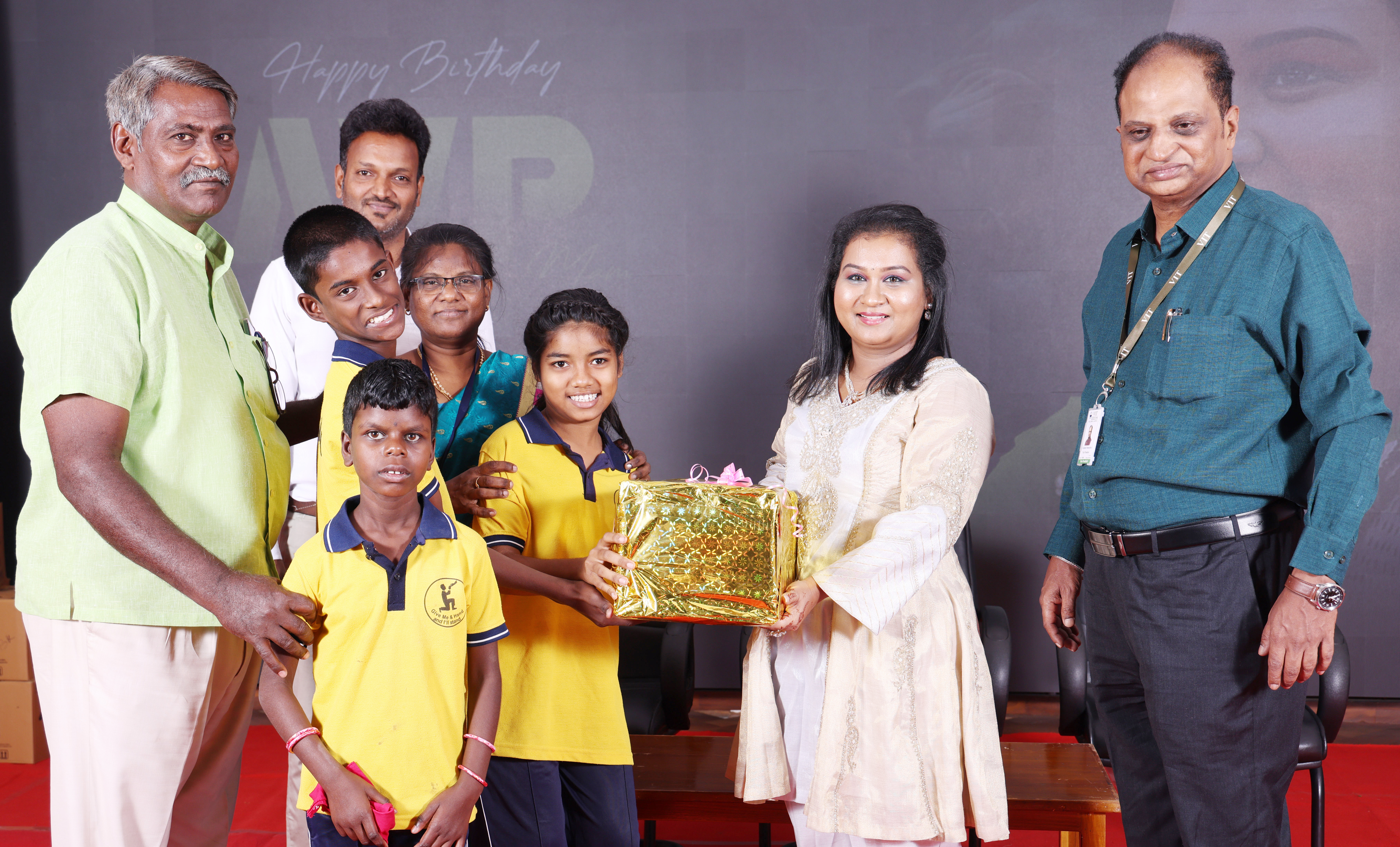 முதியோர் இல்லங்கள், அரசுப் பள்ளிகளுக்கு விஐடி நலத்திட்ட உதவிகள்