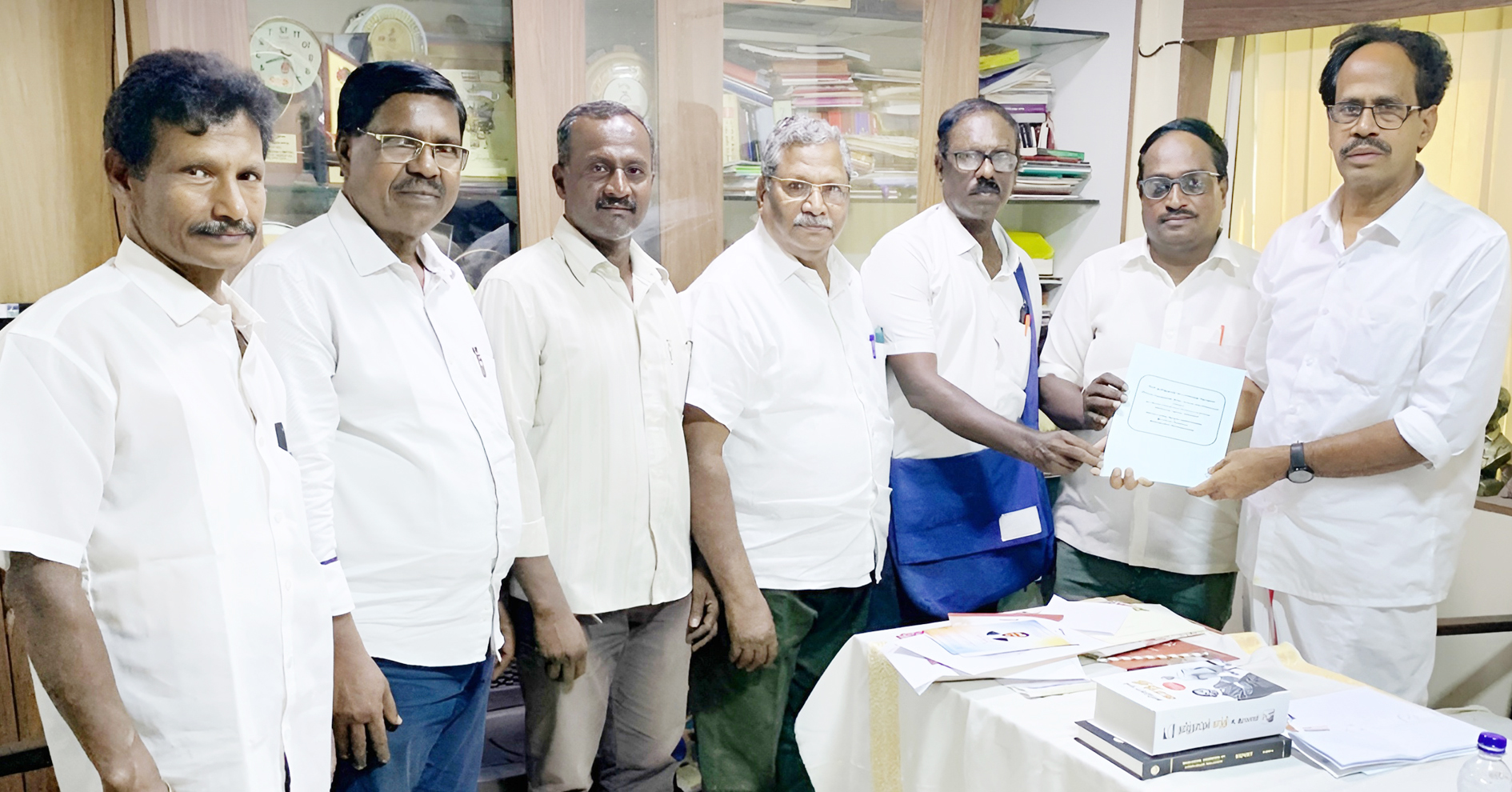 மீனவர்களின் வாழ்வாதாரத்தைப் பாதுகாக்க விரிவான கோரிக்கைப் பட்டியல் அரசியல் கட்சிகளுக்கு மீன்பிடி தொழிற்சங்க கூட்டமைப்பு வலியுறுத்தல்