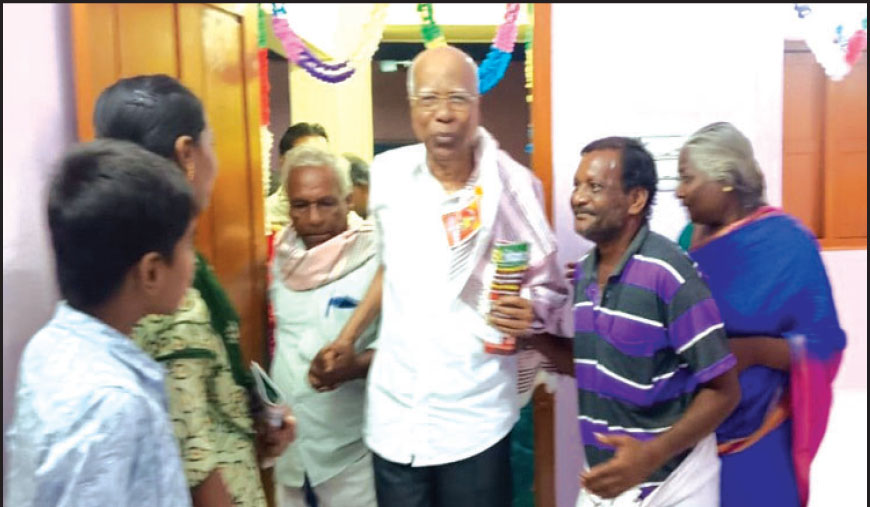 வீடுகளை புதுப்பிக்க உதவிய சிபிஎம் தலைவர்களுக்கு பாராட்டு