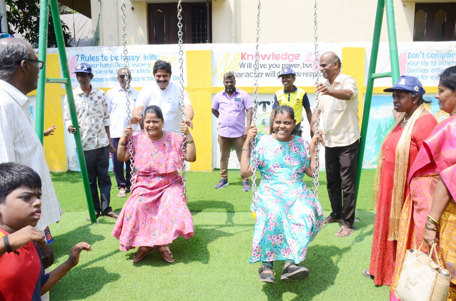 எம்கேபி. நகர் பகுதியில் சிறப்பு குழந்தைகளுக்கான விளையாட்டுத் திடல் திறப்பு