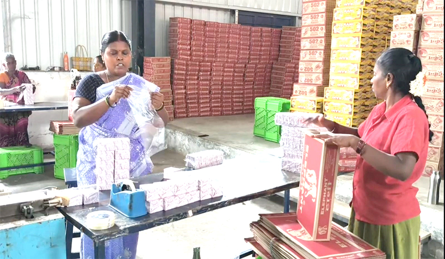 தீப்பெட்டி தொழிலுக்குத் தேவையான மெழுகு தட்டுப்பாடு 5 லட்சம் தொழிலாளர்கள் வேலை இழக்கும் அபாயம்