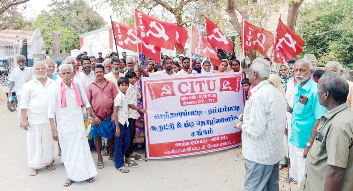 அரசு ஒதுக்கிய இடத்தில் வீடு கட்டித் தர வேண்டும்