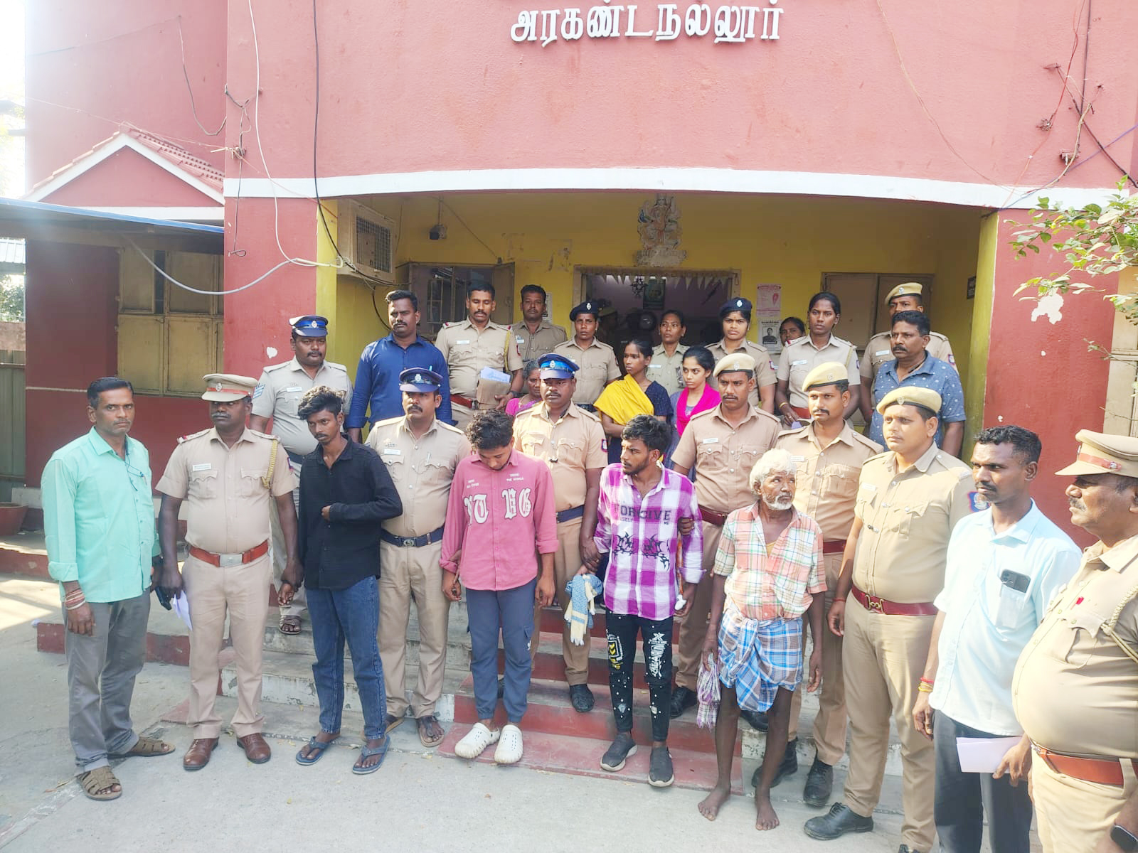சவுக்கு தோப்பு கொலை வழக்கு பெண் உட்பட 9 பேர் கைது