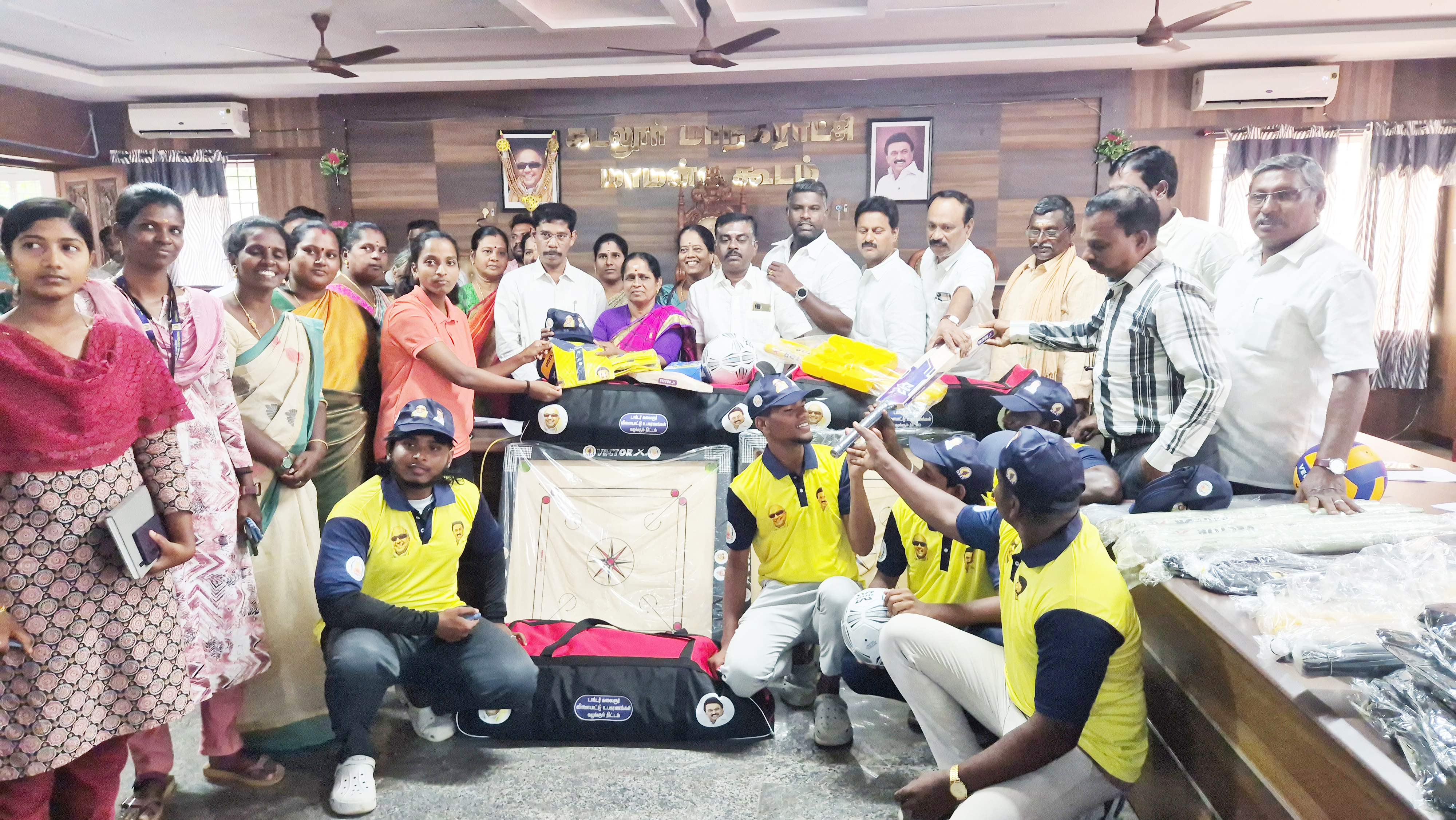 விளையாட்டு உபகரணங்கள் கடலூர் மாநகராட்சி மேயர் வழங்கினார்