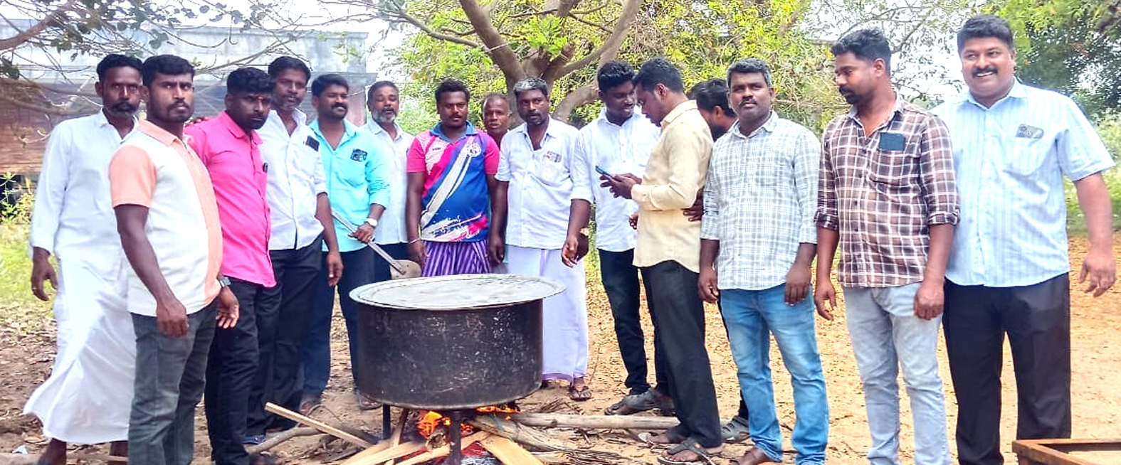 குடியிருக்க இடம் கேட்டு வட்டாட்சியர் அலுவலகத்தில் குடியேறி போராட்டம்