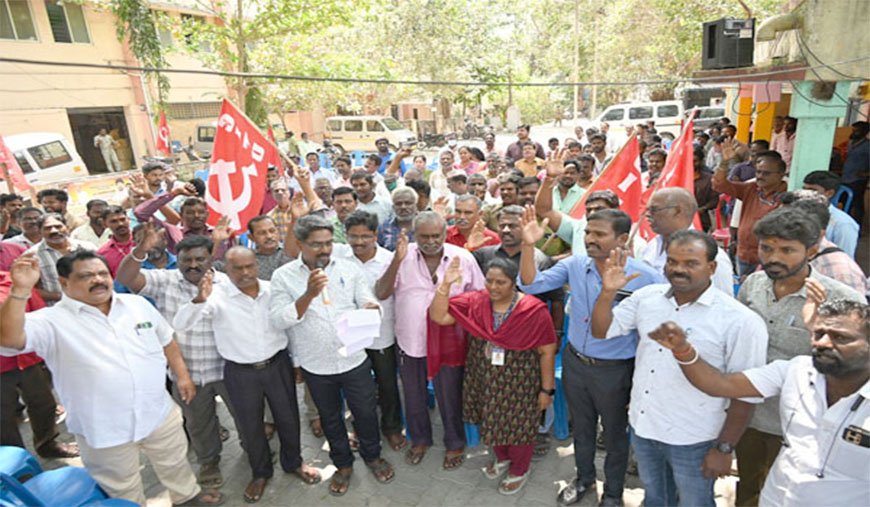 26 மாதங்களாக ஊதிய உயர்வை மறுப்பதா? மாநிலம் முழுவதும் மின் ஊழியர்கள் போராட்டம்
