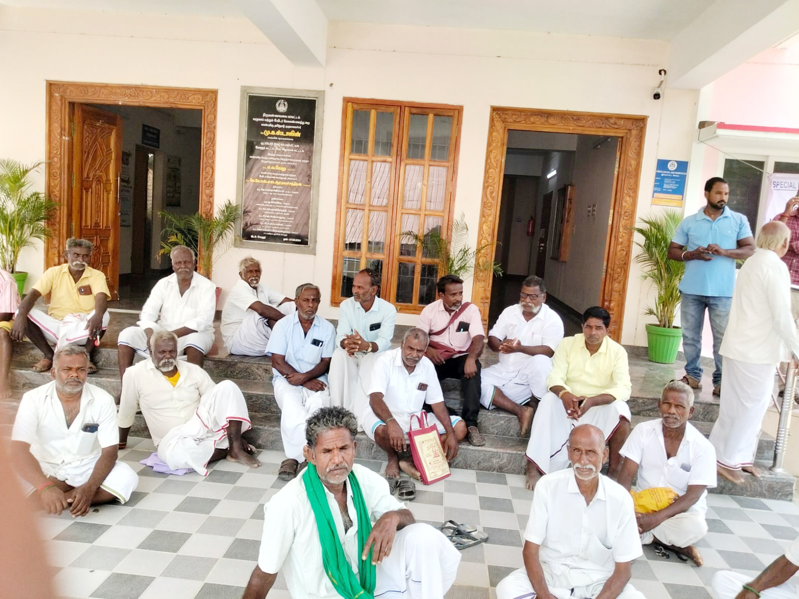 தனியார் சர்க்கரை ஆலையிடமிருந்து பாக்கித்தொகையை உடனே பெற்றுத்தருக போளூரில் கரும்பு விவசாயிகள் போராட்டம்