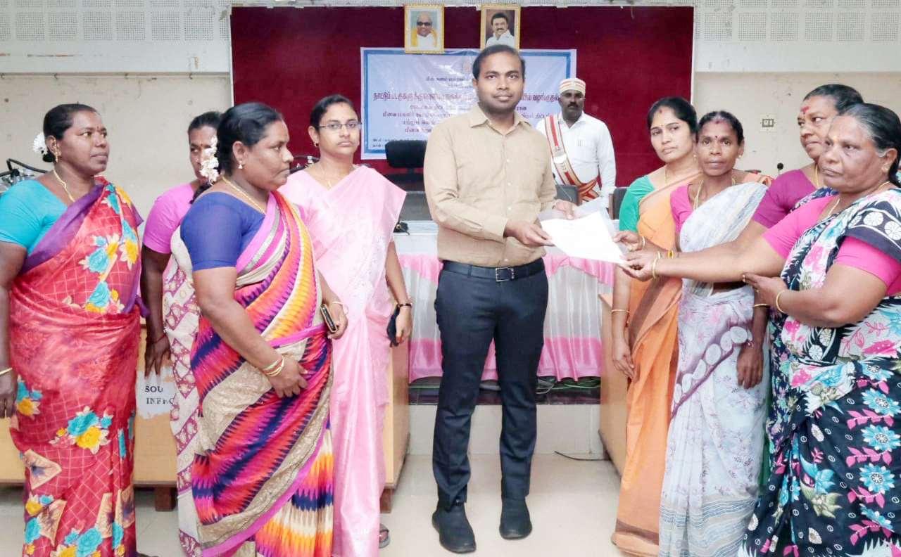 மீனவப் பயனாளிகளுக்கு ரூ.45 லட்சம் மதிப்பிலான நலத்திட்ட உதவிகள் கடலூர் மாவட்ட ஆட்சியர் வழங்கினார்