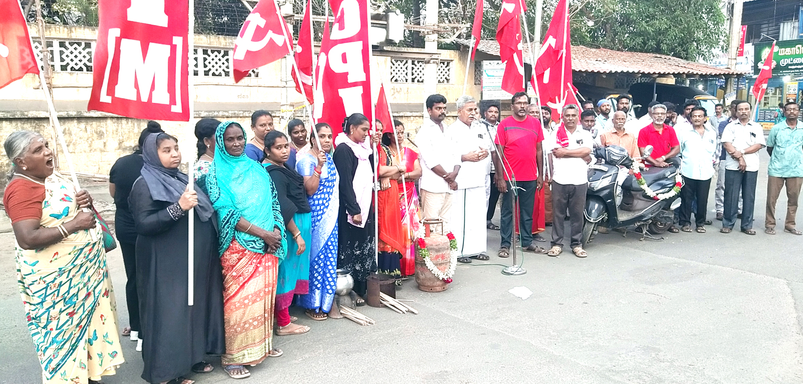 அமெரிக்கா-இஸ்ரேலை கண்டித்து சிலிண்டருக்கு மாலை அணிவித்து சிபிஎம் ஆர்ப்பாட்டம்