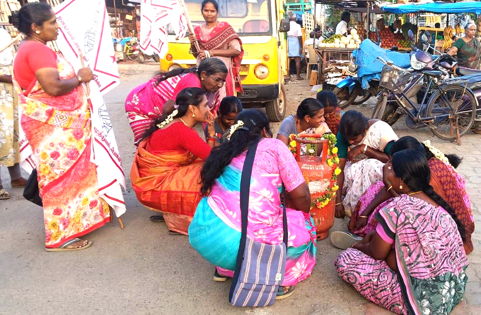 சமையல் எரிவாயு தட்டுப்பாட்டை கண்டித்து மாதர் சங்கத்தினர் போராட்டம்