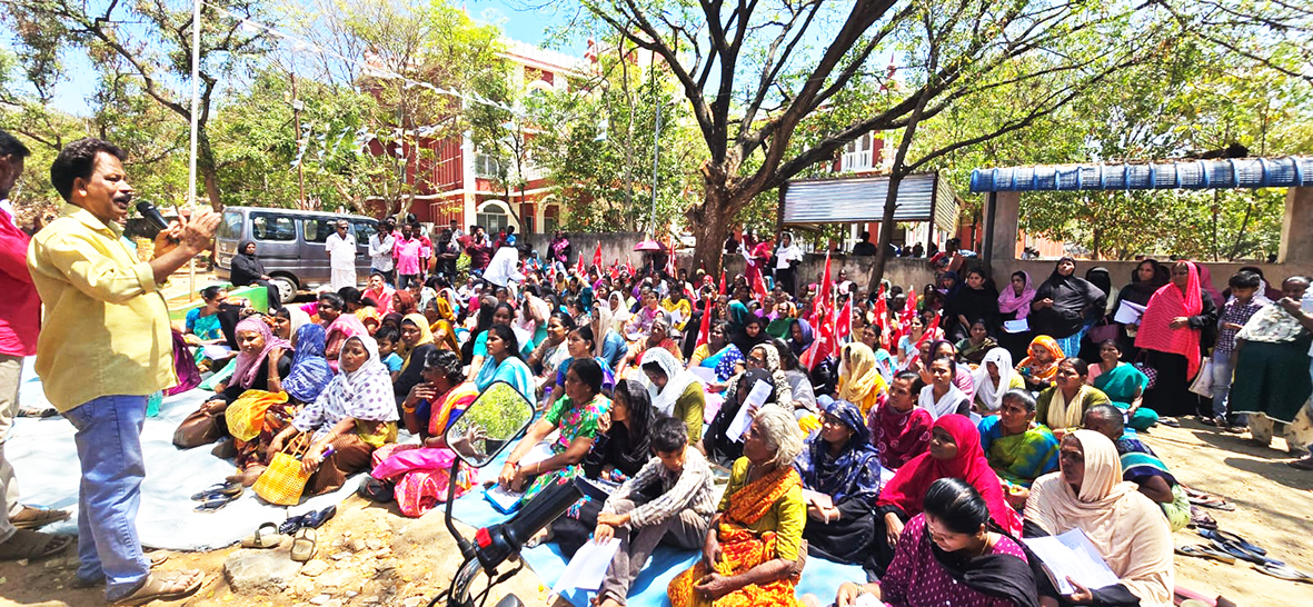 வீட்டுமனை கேட்டு வட்டாட்சியர் அலுவலகத்தில் குடியேறும் போராட்டம்