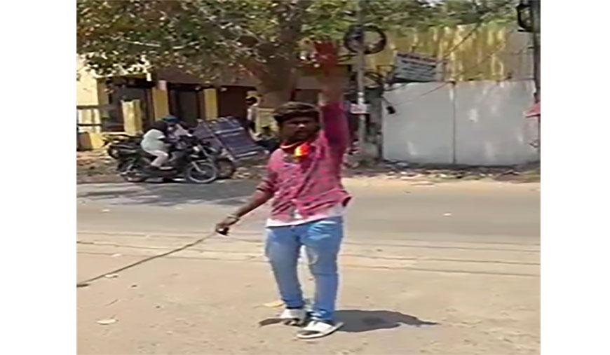 தவெகவின் மது ஒழிப்பு ஆர்ப்பாட்டத்தில் போதையில் ஒருவர் ரகலை