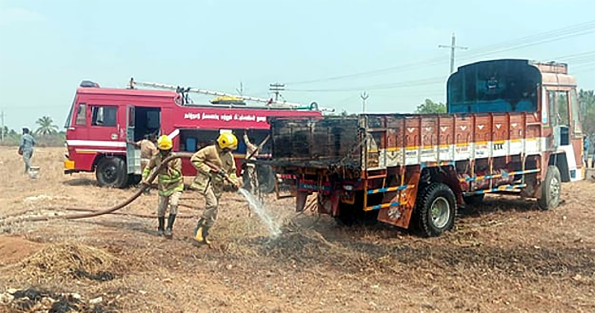 ஊதியூரில் வைக்கோல் ஏற்றி வந்த லாரியில் தீ விபத்து