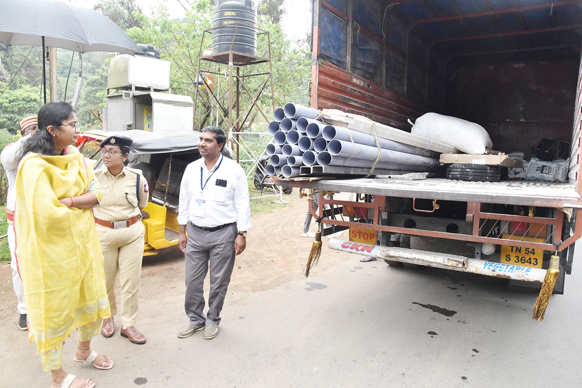 பறக்கும்படை சோதனையில் தங்கம், பணம் பறிமுதல்