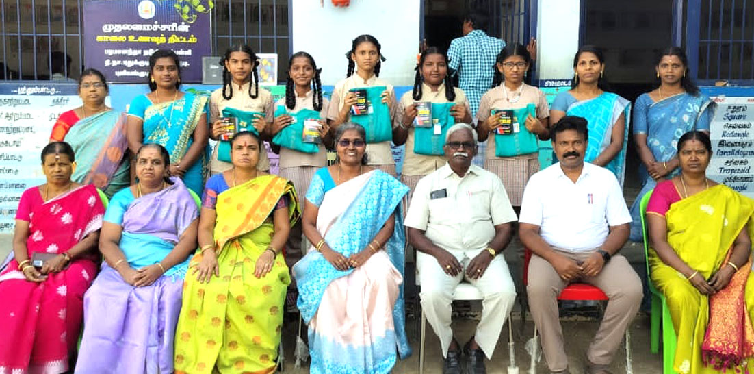 தேசிய திறனாய்வு தேர்வில் வெற்றி புளியங்குடி மாணவிகளுக்கு பாராட்டு