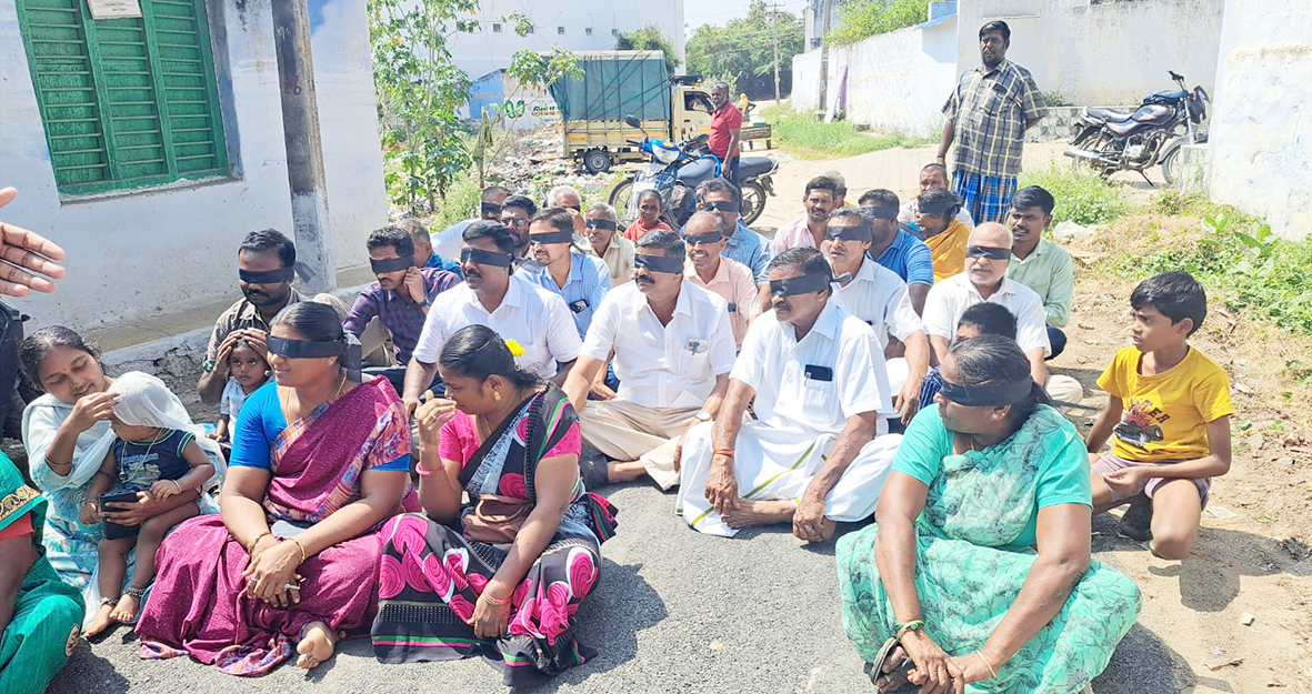 தார் சாலை கேட்டு பொதுமக்கள் போராட்டம்