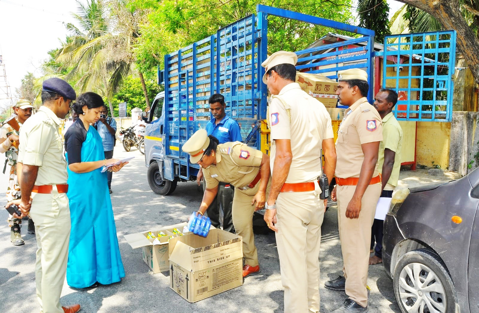 ராணிப்பேட்டையில் வாகன சோதனை மாவட்டத் தேர்தல் அலுவலர் ஆய்வு!