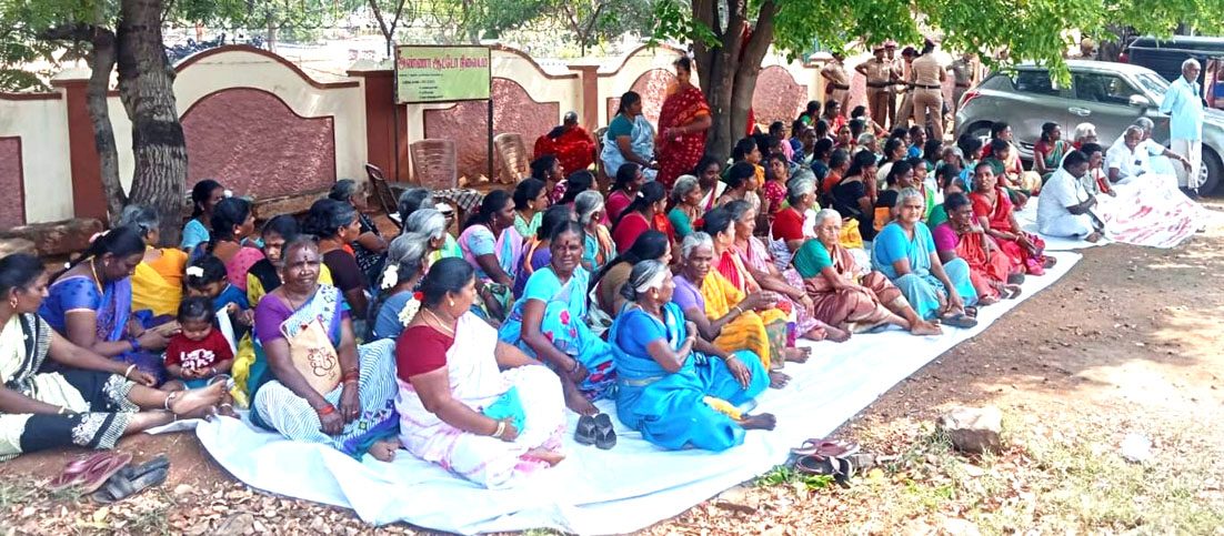 மகளிர் சுயஉதவிக்குழுவின் கல்குவாரிக்கு அனுமதி கோரி தேனி ஆட்சியரகம் முன்பு போராட்டம்