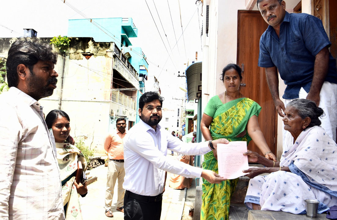 முதியோர் -மாற்றுத் திறனாளிகள் வாக்களிக்க தபால் வாக்கு படிவம் விநியோகம் தேனி மாவட்ட தேர்தல் அலுவலர் ஆய்வு