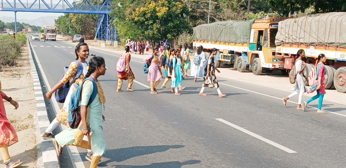 உயர்மட்ட நடைபாலத்தை கல்லூரி மாணவிகள் பயன்படுத்த ஆசியர்கள் அறிவுறுத்த வேண்டும்!