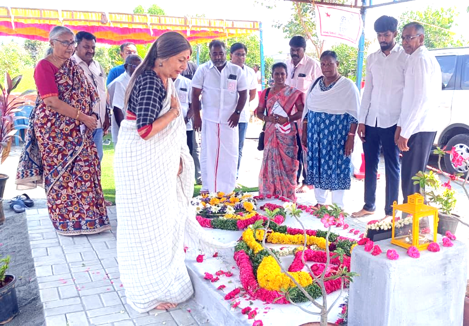 உ. நிர்மலாராணி நினைவிடத்தில் பிருந்தாகாரத் அஞ்சலி